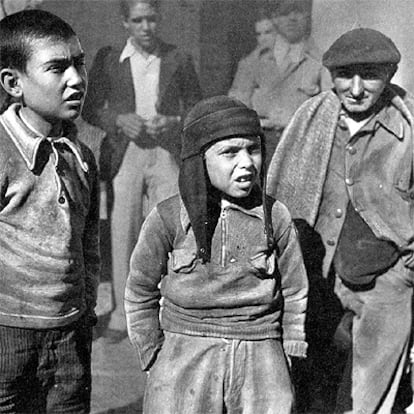 Niños y mayores salen a la calle después de un bombardeo aéreo sobre Madrid.