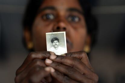 Varalamma Reddingaru muestra la foto de su marido, un agricultor que se quitó la vida hace 8 años. Estaba enfermo de tuberculosis y contrajo una gran deuda para pagar el tratamiento que no pudieron afrontar por las malas cosechas.