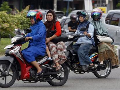 Una localidad de Indonesia prohíbe a las mujeres montar a horcajadas en moto