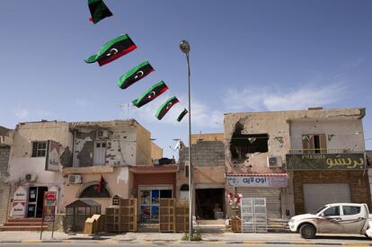 Viviendas en la avenida de Tripoli, arteria principal de la ciudad.