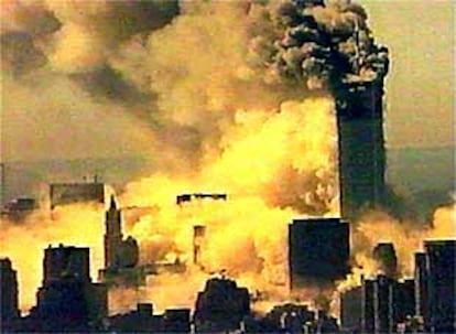 Momento en el que se cae una de las dos Torres Gemelas de Nueva York. Posteriormente, se desplomó también la segunda a consecuencia de los ataques aéreos.