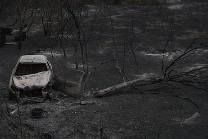 A vehicle calcined by the Paüls fire, this Tuesday, in Aldover.