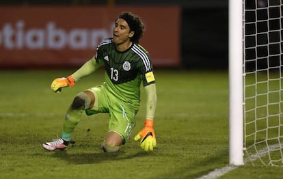 El guardameta mexicano Guillermo Ochoa