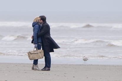 Emmanuel Macron y Brigitte Trogneux se abrazan en una playa de Le Touquet, el 15 de marzo de 2015.