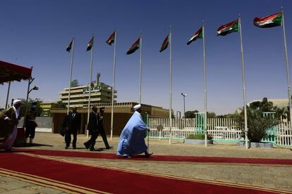 El presidente sudanés, Omar al-Bashir, se retira tras dar su primer discurso en el parlamento de la capital, Jartum, desde que impuso el estado de emergencia en todo el país el 22 de febrero. Bashir ha reconocido que las demandas de los manifestantes contra su gobierno eran "legítimas" pero señaló que las movilizaciones eran ilegales y que han causado varias muertes.