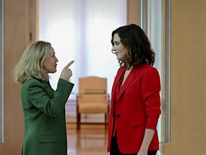 La vicepresidenta primera, Nadia Calviño, junto a la presidenta de la Comunidad de Madrid, Isabel Díaz Ayuso.