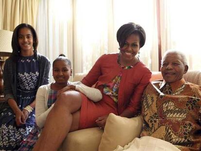 Michelle Obama con sus hijas Sasha (i) and Malia en su visita al expresidente de Sudáfrica Nelson Mandela en su casa de Johanesburgo.