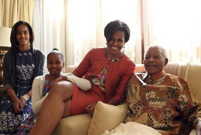 Michelle Obama con sus hijas Sasha (i) and Malia en su visita al expresidente de Sudáfrica Nelson Mandela en su casa de Johanesburgo.
