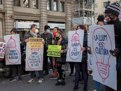 Protesta de vecinos y negocios afectados por los cortes de luz en Barcelona.