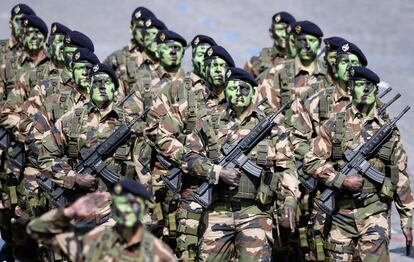 Soldados de la Fuerza Aérea francesa participan en la parada militar del 14 de julio.