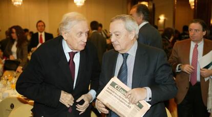El consejero de honor del Grupo Prisa, Francisco Pérez González, y el ex ministro de Economía, Carlos Solchaga