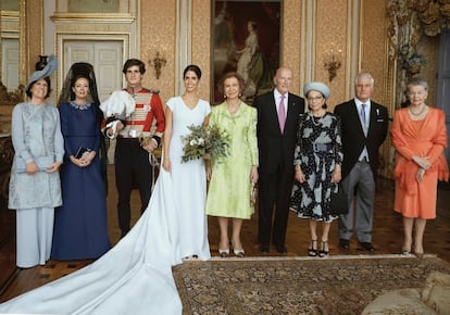 Los novios, Fernando Fitz-James Stuart y Solís), hijo del duque de Alba, y Sofía Palazuelo, posan para la foto de familia junto a (de izquierda a derecha) Sofía Barroso, madre de la novia; Matilde Solís, madre del novio y madrina de la boda; la reina Sofía; Simeón y Margarita de Bulgaria; el duque de Alba y la duquesa viuda de Calabria, Ana de Orleans, en el Palacio de Líria.