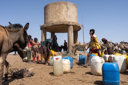 Cisterna de agua cerca del pueblo kunama de Ebaro. Los kunamas son uno de los grupos étnicos más pequeños de Eritrea, con solo el 2% de la población total del país, pero es considerado uno de los más antiguos. Hoy, el aire de celebración se puede sentir en todo el pueblo. No muy lejos de este punto, la gente se ha reunido en la iglesia, y el sonido del kebero, tambor tradicional del Cuerno de África, acompaña la fiesta. Hoy se celebra un matrimonio.