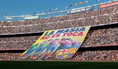 El Camp Nou recibi&oacute; al Betis en la 32&ordf; jornada de Liga con un pancarta en la grada con la leyenda &quot;La Masia no se toca&quot;.
