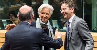 La directora del FMI, Christine Lagarde, el ministro de Economía español, Luis de Guindos, y el presidente del Eurogrupo, Jeroen Dijsselbloem.