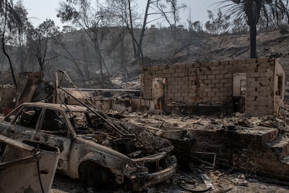 Hasta ahora, el fuego ha arrasado con más de 26.000 hectáreas. La catástrofe es tal, que la Armada ha solicitado este lunes a los habitantes de Viña del Mar, Quilpué, Villa Alemana y Limache, las zonas más afectadas, que no salgan de sus casas si no es necesario. En la imagen, una vivienda destruida por el fuego.