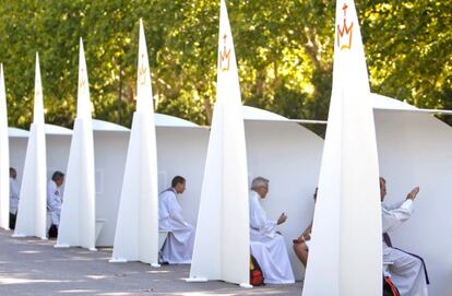 Sacerdotes confiesan en el Parque de El Retiro.