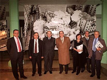 De izquierda a derecha: José Vicente de Juan, Miguel Ángel Aguilar, Antonio Fontán, Miguel Ángel Gozalo, Nativel Preciado y Chumy Chúmez, en la exposición sobre el diario <i>Madrid.</i>