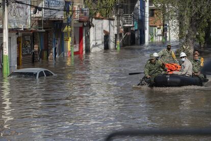 Los equipos de rescate usaron lanchas para evacuar a las personas en las zonas más afectadas por la tormenta.