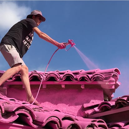 Se emplearon 8 horas y cientos de litros de pintura para crear ‘The Pink House’.