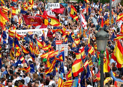 Carteles contra Pedro Sánchez, presidente del Gobierno en funciones, durante la protesta en la plaza del Temple de Valencia.