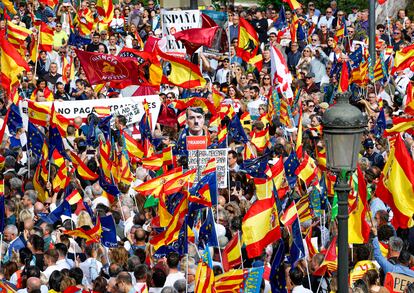 Carteles contra Pedro Sánchez, presidente del Gobierno en funciones, durante la protesta en la plaza del Temple de Valencia.