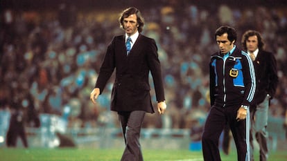 César Luis Menotti camina por el terreno de juego, durante el partido  Argentina contra Holanda en  la final del Mundial 1978, en el estadio Monumental de Buenos Aires.