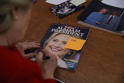 Hillary Clinton firma aut&oacute;grados tras un mit&iacute;n en Pittsburgh, Pensilvania