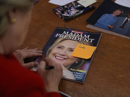 Hillary Clinton firma autógrados tras un mitín en Pittsburgh, Pensilvania