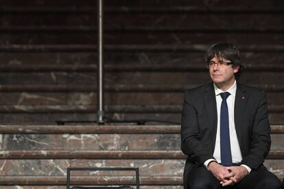 El expresidente de Cataluña, Carles Puigdemont, espera a los alcaldes secesionistas en Bruselas, el pasado 7 de noviembre.