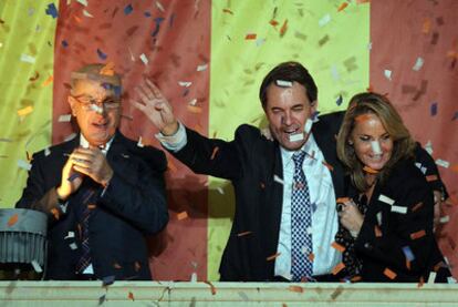 Artur Mas, con Josep Antoni Duran Lleida y  su esposa, celebra su victoria electoral.