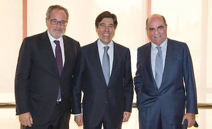 El presidente de Sacyr, Manuel Manrique, entre los accionistas Demetrio Carceller y José Moreno, a la salida de la junta de accionistas de 2017.