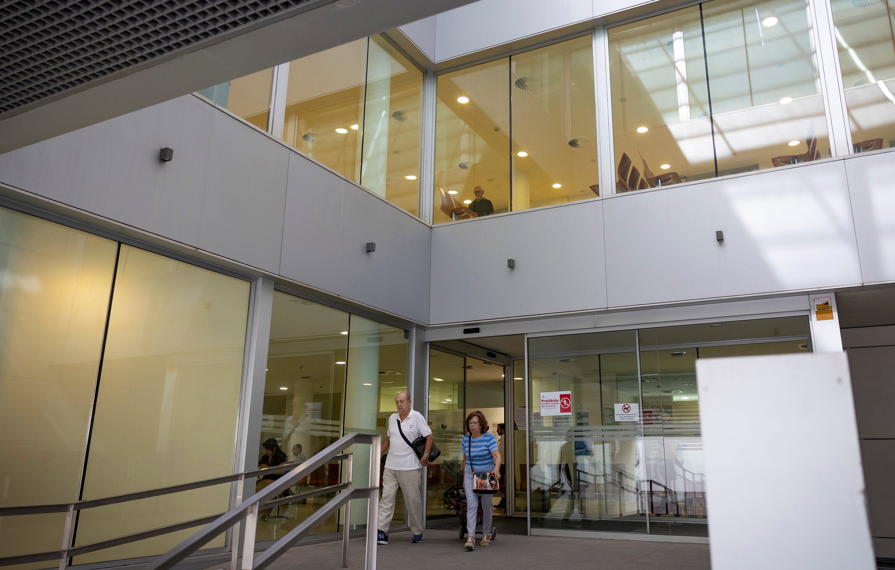 Entrada al centro de salud de San Luis en Sevilla, a principios de octubre.