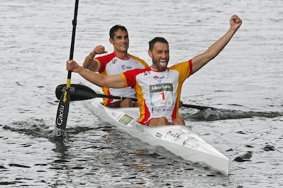 La pareja formada por el austuriano Walter Bouzán (d) y el gallego Álvaro Fernández Fiuza (i) celebran su victoria en la 81 edición del Descenso del Sella.