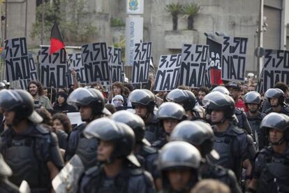 Policiais e manifestantes no protesto do último dia 16.