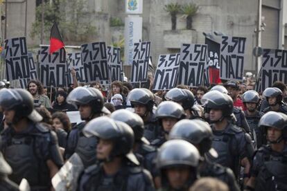 Policiais e manifestantes no protesto do &uacute;ltimo dia 16.