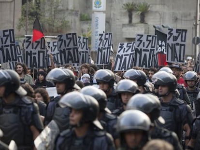 Policiais e manifestantes no protesto do &uacute;ltimo dia 16.