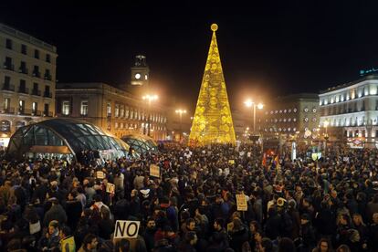 Los manifestantes protestaron pac&iacute;ficamente en la Puerta del Sol, adonde acudieron tras concentrarse en la plaza de Neptuno. 