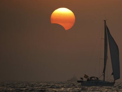 Puesta de sol durante un eclipse, en la localidad de Portosín (A Coruña), el 21 de agosto de 2017.