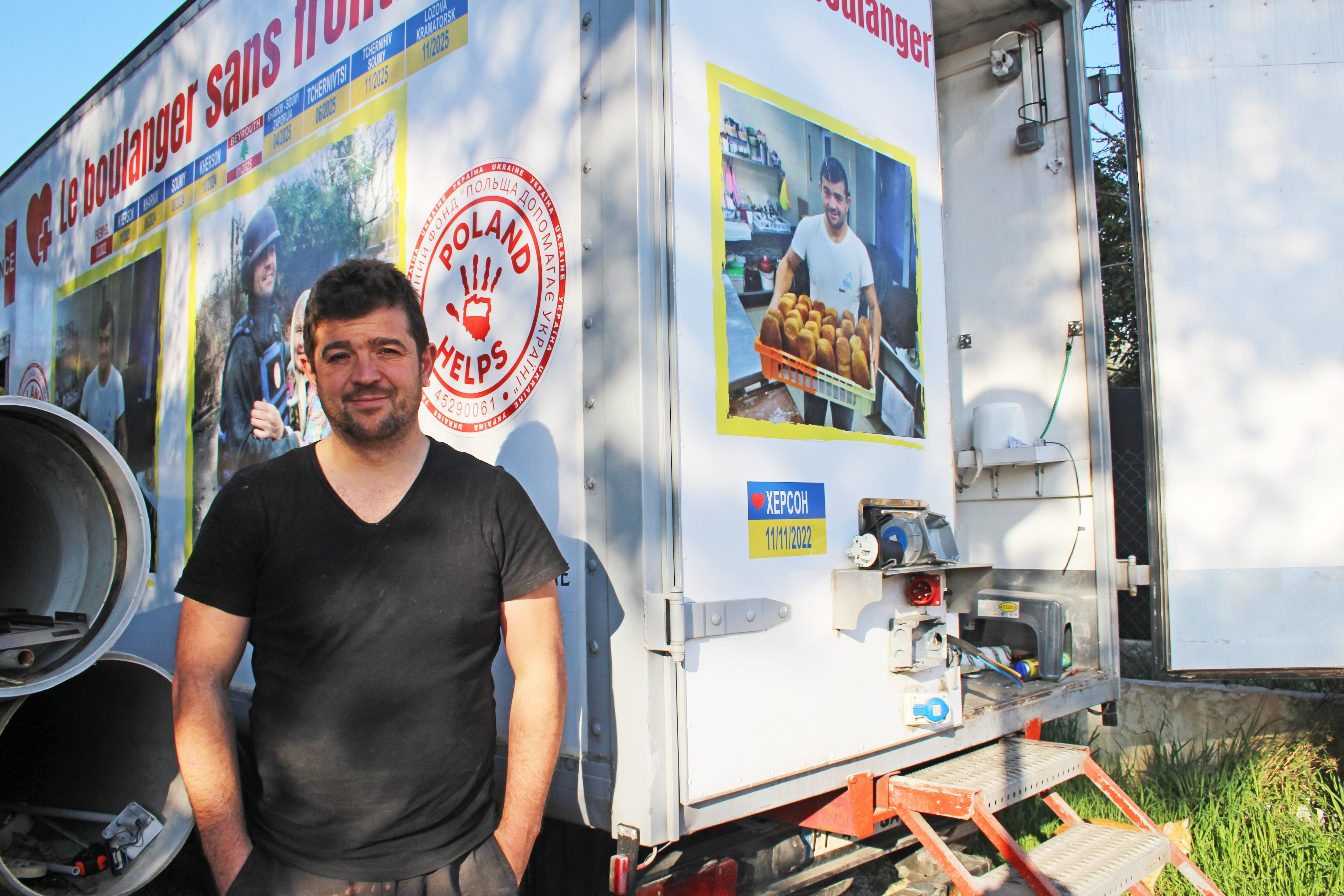 Loic Nervi, delante del camión que usa para sus misiones a Ucrania, en Lorgues (Francia), el 20 de marzo.
