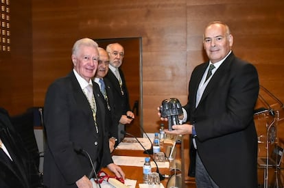 Mario Ruiz-Tagle, CEO de Iberdrola España, recoge el premio de manos de Antonio Colino, presidente de la Real Academia de Ingeniería