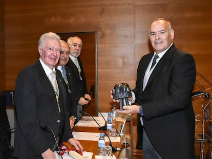 Mario Ruiz-Tagle, CEO de Iberdrola España, recoge el premio de manos de Antonio Colino, presidente de la Real Academia de Ingeniería