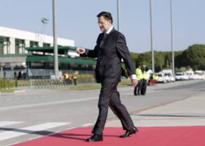 El presidente del Gobierno español, Mariano Rajoy, a su llegada al aeropuerto de Jerez de la Frontera para asistir a la XXII Cumbre de Jefes de Estado y de Gobierno que comienza hoy en Cádiz.EFE/