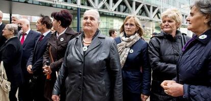 Mujeres de Srebrenica antes de entrar en el Tribunal de La Haya (Holanda) para asistir a una vista sobre su caso