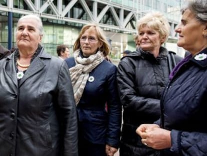 Mulheres de Srebrenica antes de entrar no Tribunal de Haia (Holanda) para assistir a uma audiência sobre seu caso