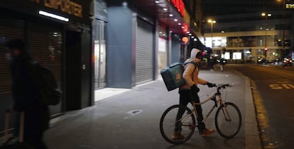 Repartidor de Deliveroo en París, en febrero.