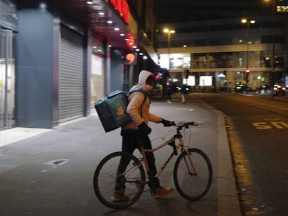 Repartidor de Deliveroo en París, en febrero.