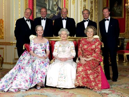 De izquierda a derecha y de arriba a abajo: el rey Alberto II de Bélgica, Juan Carlos I de España, Harald de Noruega, Carlos Gustavo de Suecia, Enrique de Luxemburgo, Margarita de Dinamarca, Isabel II y Beatriz de Holanda, el 17 de junio de 2002 en la celebración del Jubileo de Oro de la Reina Isabel II.