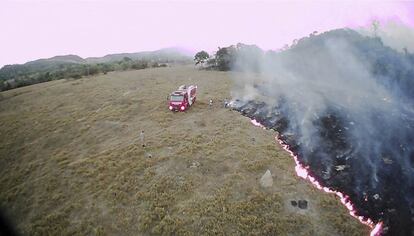 El cuerpo de bomberos de Mato Grosso trabaja en un incendio forestal en el municipio de Guaranta do Norte, el 20 de agosto de 2019. Con fuegos activos en varios lugares de la selva amazónica, crece la preocupación por la política ambiental del presidente derechista Jair Bolsonaro.