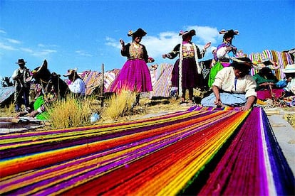 Perú será el país invitado del Salón Internacional de Turismo en Cataluña. En la foto, tejedoras de Llachón (Puno).